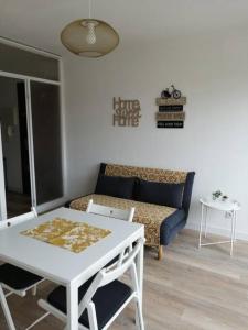 salon z kanapą i stołem w obiekcie Superbe appartement lumineux et traversant w Béziers