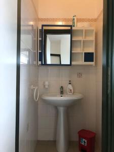 ein Bad mit einem Waschbecken und einem Spiegel in der Unterkunft Villa Dune in Campomarino