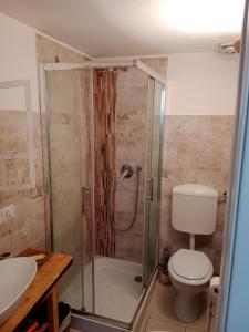 Kylpyhuone majoituspaikassa MOLO 37