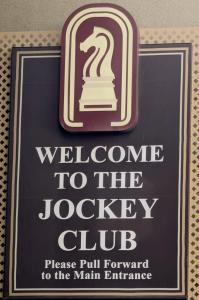 Una señal para el club de jockey con el número dos. en Suites at Jockey Club (No Resort Fee), en Las Vegas