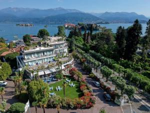 eine Luftansicht eines Resorts mit Park in der Unterkunft Hotel Royal in Stresa