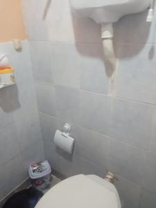baño con aseo blanco en una habitación en Alojamiento en Tacuarembó, en Tacuarembó