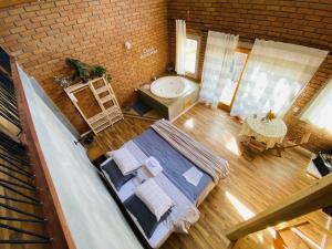 an overhead view of a bathroom with a tub and a sink at Chalé Jacarandá - Hidro - Wifi e mais in Sapucaí-Mirim