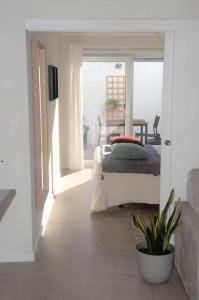 1 dormitorio con 1 cama en una habitación con ventana en Cantinho do Pópulo, en Ponta Delgada
