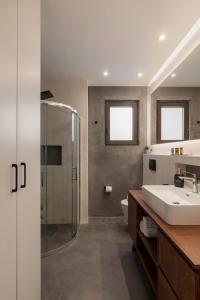 Koupelna v ubytování Chania City Luxury Dreams Apartment in the Heart of Chania + 10 fotografií