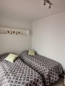 1 dormitorio con 2 camas individuales una al lado de la otra en DEPARTAMENTO AGOTE en Mendoza