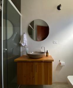 La salle de bains est pourvue d'un lavabo et d'un miroir. dans l'établissement Chalé Jacarandá - Hidro - Wifi e mais, à Sapucaí-Mirim