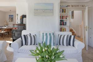 uma sala de estar com dois sofás brancos e uma praia em Nordmeer em List