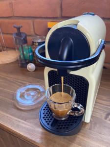a mixer on a counter with a cup of coffee at Chalé Jacarandá - Hidro - Wifi e mais in Sapucaí-Mirim