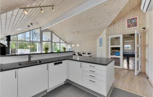 Lønne HedeにあるNice Home In Nrre Nebel With Kitchenのキッチン(白いキャビネット、カウンタートップ付)