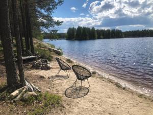 Kivilahtiにあるlomahuvila kultahiekka holiday villa golden sandの湖畔に座る椅子2脚