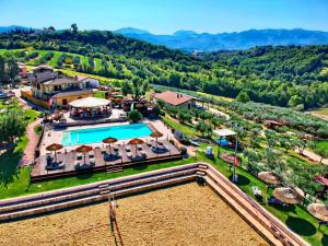 斯波莱托Agriturismo AgrileisureTime的带游泳池的度假村的鸟瞰图