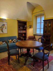 uma sala de estar com uma mesa de madeira e cadeiras em Gallina Apartment em Bra