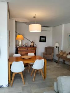チクラナ・デ・ラ・フロンテーラにあるCasa Sargoのリビングルーム(木製テーブル、白い椅子付)
