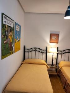 チクラナ・デ・ラ・フロンテーラにあるCasa Sargoのベッドルーム(ベッド2台、ランプ付)