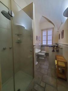 uma casa de banho com um chuveiro e 2 WC em Gallina Apartment em Bra