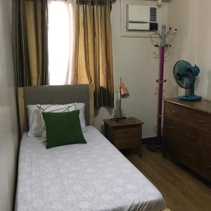 Katil atau katil-katil dalam bilik di FULLY FURNISHED 2 BEDROOM next to SM FAIRVIEW and TERRACES QC by The Redwoods