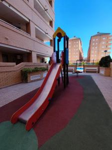 Ο χώρος παιχνιδιού για παιδιά στο Apartamento acogedor en Cabanes, Torre la Sal, Costamar I Marina d'Or