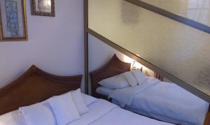 Łóżko lub łóżka w pokoju w obiekcie Hotel Bristol