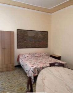 1 dormitorio con 1 cama y una pintura en la pared en Casa del Corso Ribera, en Ribera