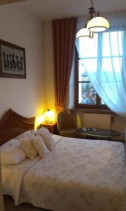 Łóżko lub łóżka w pokoju w obiekcie Hotel Bristol