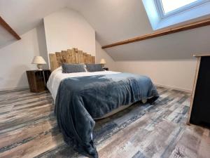 - une chambre avec un lit et une lucarne dans l'établissement Villa du parc au cœur de Malo, à Dunkerque