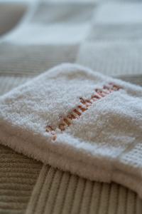 un primer plano de una toalla blanca con puntadas rojas en Hotel Leirubakki, en Hella