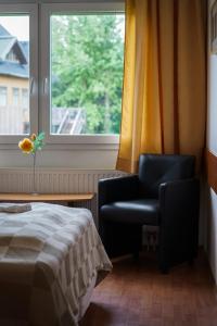 - une chambre avec un lit, une chaise et une fenêtre dans l'établissement Hotel Leirubakki, à Hella