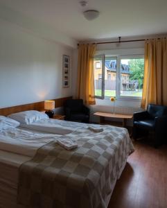 Habitación de hotel con cama y ventana en Hotel Leirubakki, en Hella