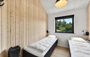 een kamer met 2 bedden en een raam bij Nice Home In Blvand With Kitchen in Blåvand