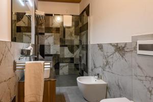 een badkamer met een toilet en een wastafel bij il Glicine B&B RISTORANTE in Cazzago San Martino