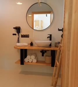 ein Bad mit einem Waschbecken und einem Spiegel in der Unterkunft Babcia Góralka house in Bukowina Tatrzańska