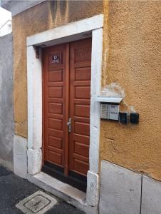 una puerta de un edificio con un microondas al lado en Family Sea Fun Apartment en Koper