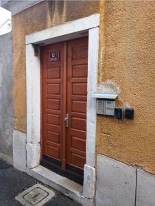 una porta di un edificio con un forno a microonde accanto di Family Sea Fun Apartment a Capodistria