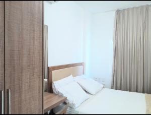 1 dormitorio con cama blanca y ventana en VG fun, en Fortaleza