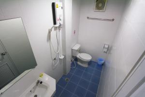 y baño pequeño con ducha y aseo. en Walking Street Guest House en Pattaya South