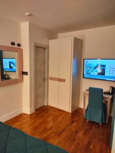 TV a/nebo společenská místnost v ubytování Locanda La Lucciola