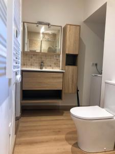 Et badeværelse på L'ATELIER DES REVES (gites des oliviers) + 20 billeder