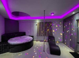 Cette chambre est dotée d'un lit et d'un plafond violet. dans l'établissement Motel Gold, à Taguatinga