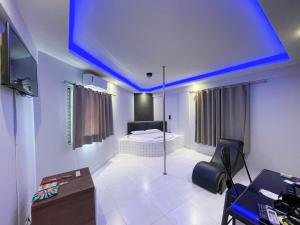 Cette chambre dispose d'un lit et d'un plafond bleu. dans l'établissement Motel Gold, à Taguatinga