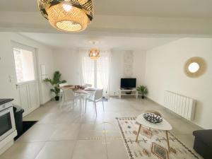 - un salon avec une table et une salle à manger dans l'établissement Le Cocon de Saint Arnoult, à Saint-Arnoult-en-Yvelines
