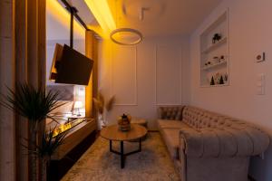ein Wohnzimmer mit einem Sofa und einem Tisch in der Unterkunft Premium Studio in Zagreb