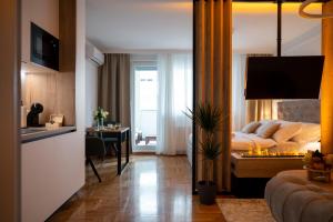 um quarto de hotel com uma cama e uma secretária em Premium Studio em Zagreb