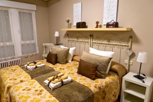 um quarto com dois ursinhos de peluche numa cama em Luengo House em Leão