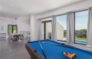 - un billard dans le salon avec vue sur la piscine dans l'établissement 3 Bedroom Amazing Home In Veli Jezenj, à Veli Ježenj