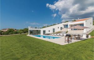 une maison avec une piscine et une cour dans l'établissement 3 Bedroom Amazing Home In Veli Jezenj, à Veli Ježenj