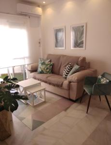 a living room with a couch and a table at Zaharaiso luz in Zahara de los Atunes