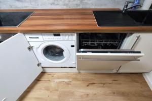 a kitchen with a washing machine and a sink at Schönes gemütliches Haus TopLage in Freinsheim