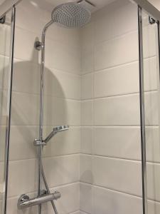 La salle de bains est pourvue d'une douche avec une porte en verre. dans l'établissement Le Cabanon de Livia avec piscine privée, à Cucuron