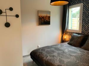 a bedroom with a bed and a window at Le Cabanon de Livia avec piscine privée in Cucuron